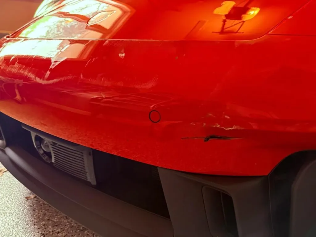 Résultat ? Un accroc sur le pare-chocs et une légère déformation du capot - © Markthelender sur Reddit